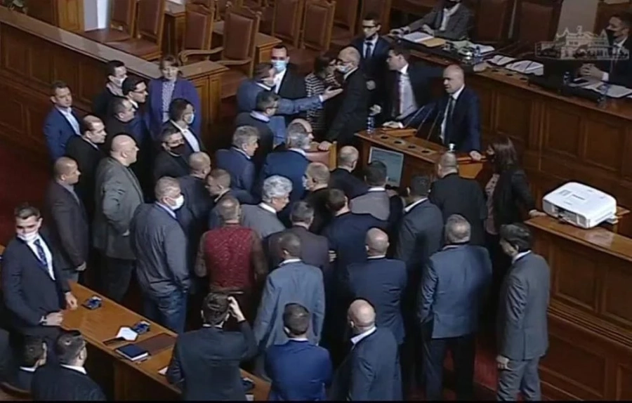 Декларации, плюнки и бутане в НС след ареста на Борисов
