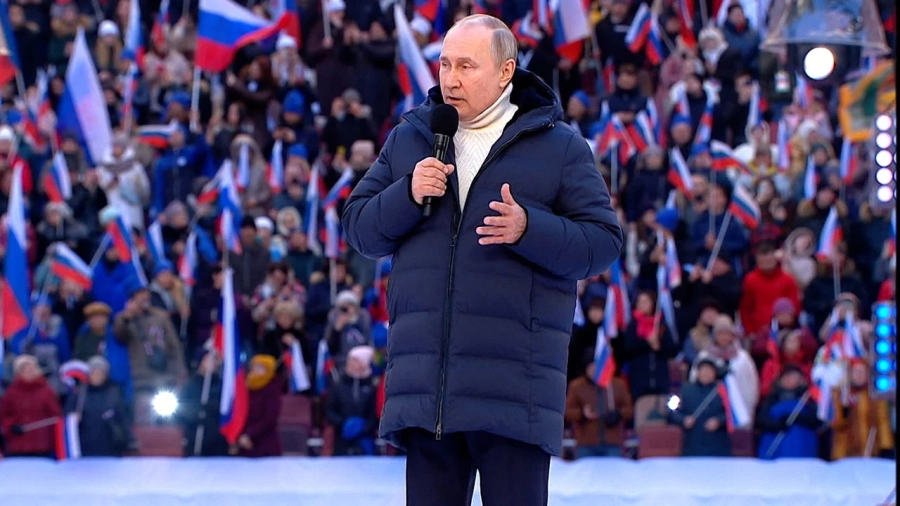 Руският президент Владимир Путин цитира редове от Светото писание, говорейки пред пълния московски стадион „Лужники“