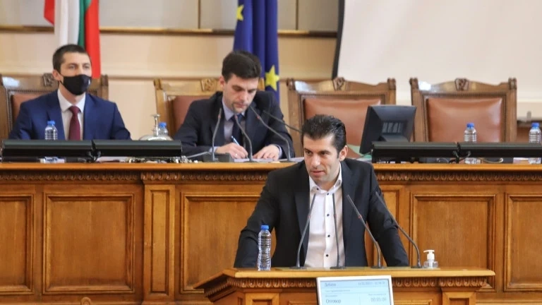 Петков подкрепя АПИ да ремонтира пътища, но законно