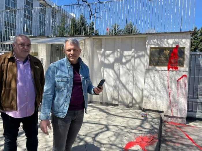 Хаджигенов и Бабикян арестувани, заляли с червена боя оградата на руското посолство 