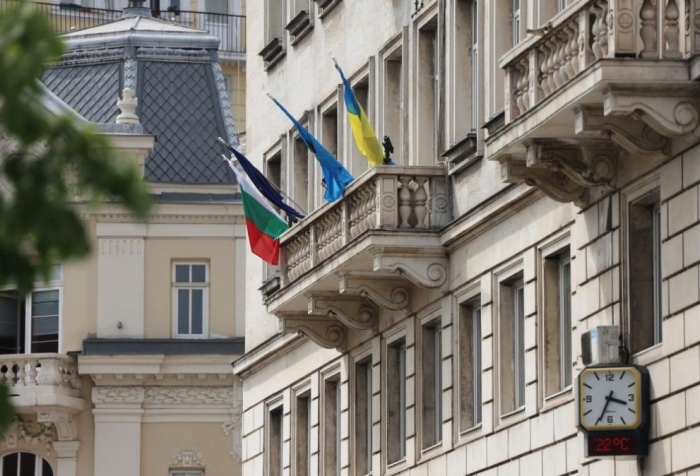 От „Възраждане“ свалиха украинското знаме от общината в София
