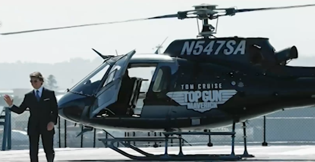 Зрелищно пристигане на Том Круз с хеликоптер на премиерата на Топ Гън: Маверик