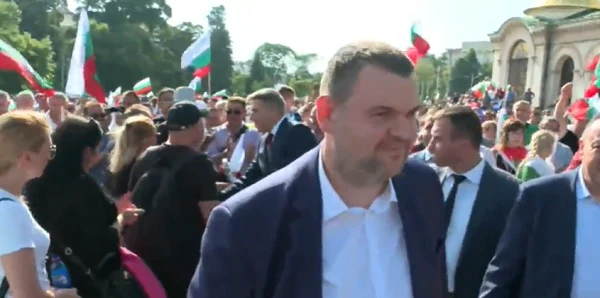 Делян Пеевски пристигна в НС за вота на недоверие 