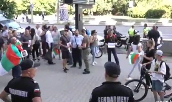 Поддръжници на ИТН се събраха на протест пред ММС в центъра на София