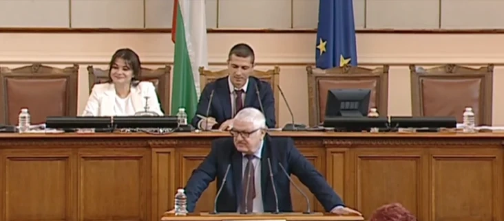 Парламентът събра кворум при втория опит за регистрация и започна работа