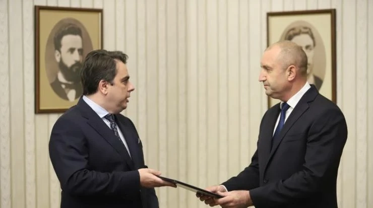 „Продължаваме промяната“ върнаха мандата на президента Радев