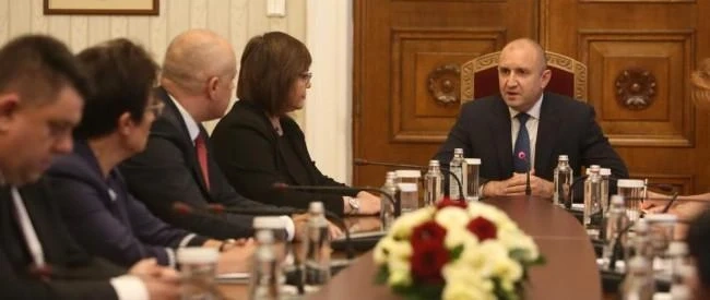 Радев: Гражданите очакват диалог, а не нови разделителни линии в управляващата коалиция