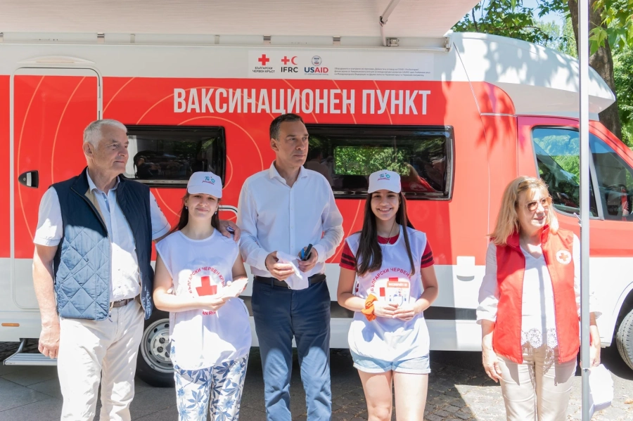 Десетки се ваксинираха срещу COVID-19 в мобилния ваксинационен пункт на Български Червен кръст в град Бургас