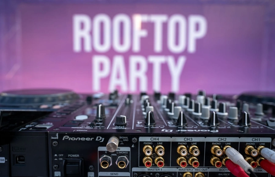 Ценителите на клубната музика посрещнаха градския залез с първото по рода си Rooftop Party в Paradise Center