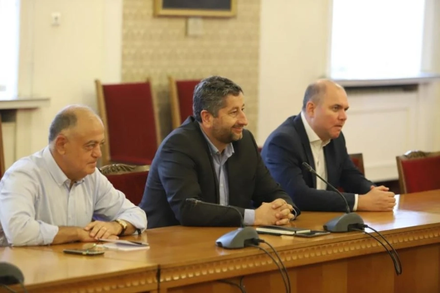 Зад кулисите на преговорите: Изтече запис от закрита среща на „Демократична България”