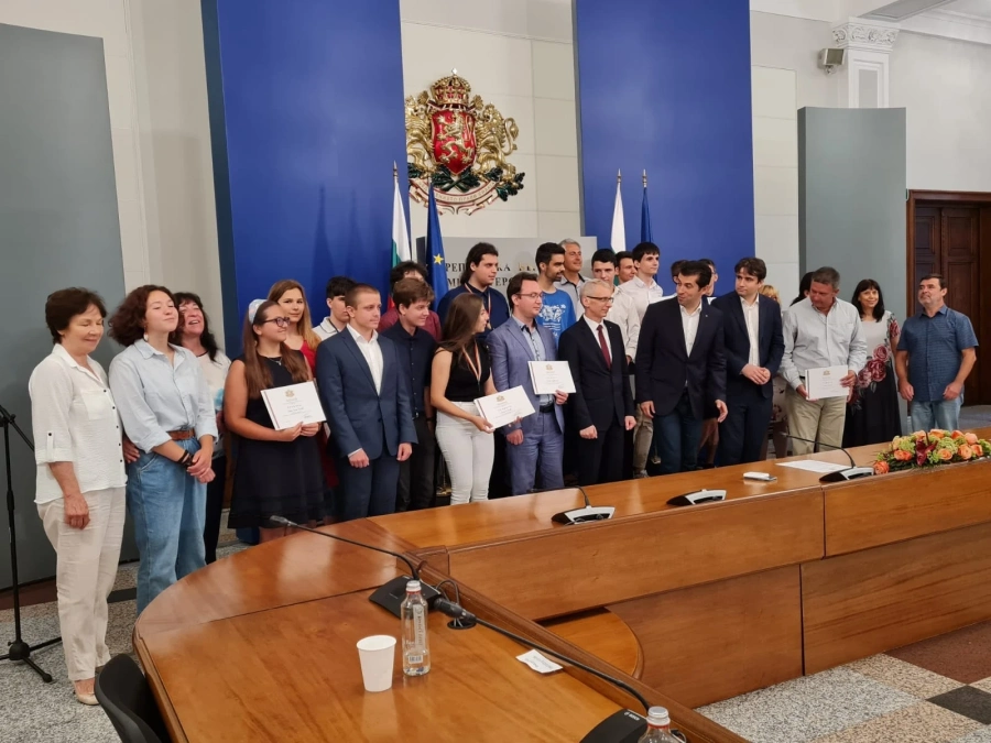 Медалисти от международни олимпиади с грамоти от правителството