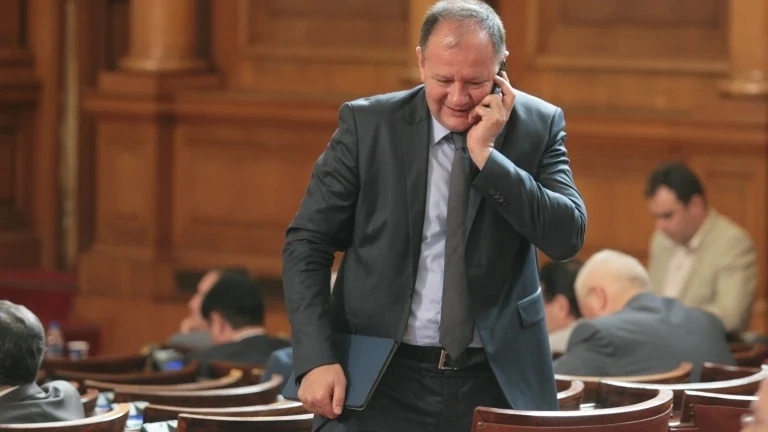 Миков: Върти се, премята се мандат и обикалят някакви комични фигури