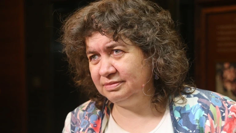 Срокът в публичното и в частното право се различават, обясни доц. Киселова държането на мандата