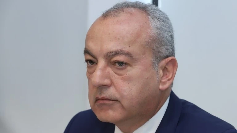 Кой кой е в служебния кабинет на Гълъб Доневп