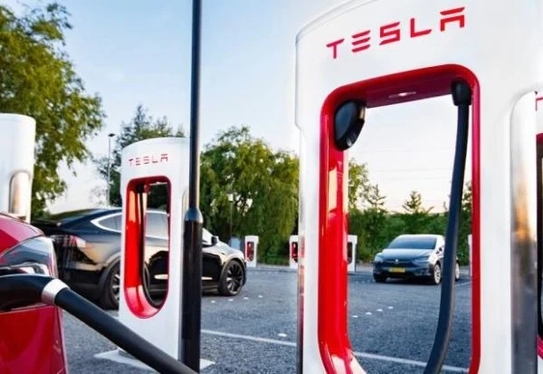 Tesla инсталира трета зарядна станция за електромобили в Бургас