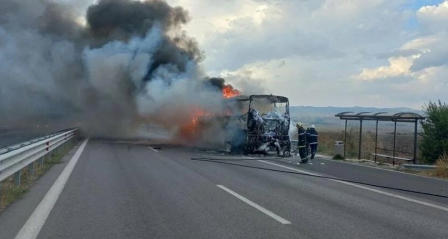Горящ автобус затвори АМ „Тракия” край Бургас