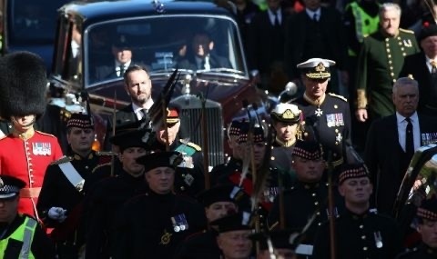 Крал Чарлз Трети застана начело на траурното шествие с ковчега на Елизабет Втора в Единбург