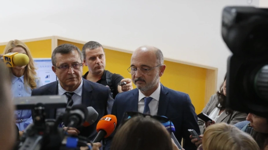 Здравният министър: Не се обсъжда идеята за намаляване на минималните температури в класните стаи