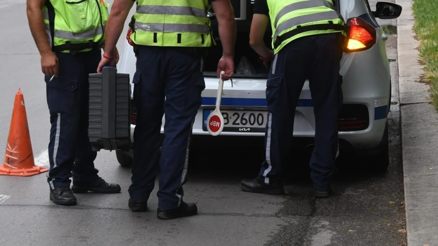 Мащабна акция на МВР в Симеоновград, данъчни проверяват магазини и заложни къщи