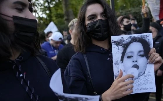 Протести пред посолствата на Иран в Париж и Лондон