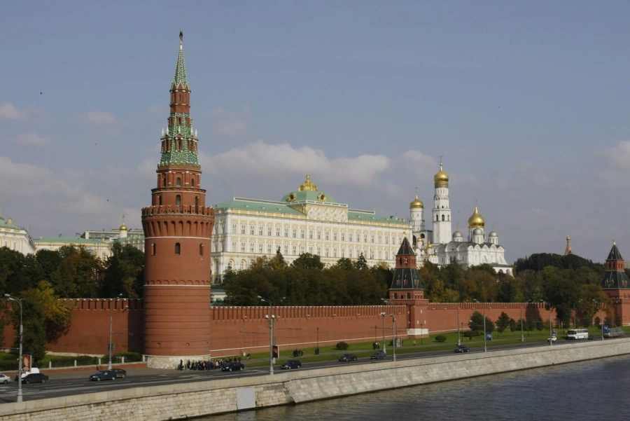 В Москва обсъждат затваряне на границата, стотици хиляди руснаци са напуснали за дни