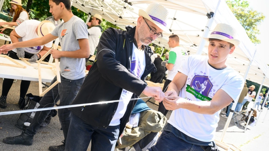 500 доброволци от TELUS International Bulgaria изградиха кошери за 4 милиона пчели 