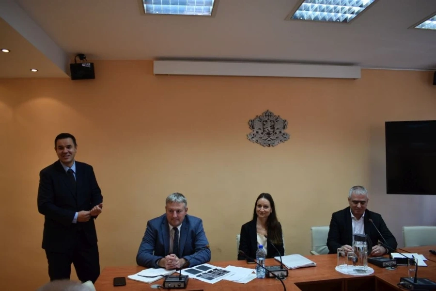 След 4 години прекъсване, Стоянов възстанови работата на Отрасловия съвет по Лека промишленост