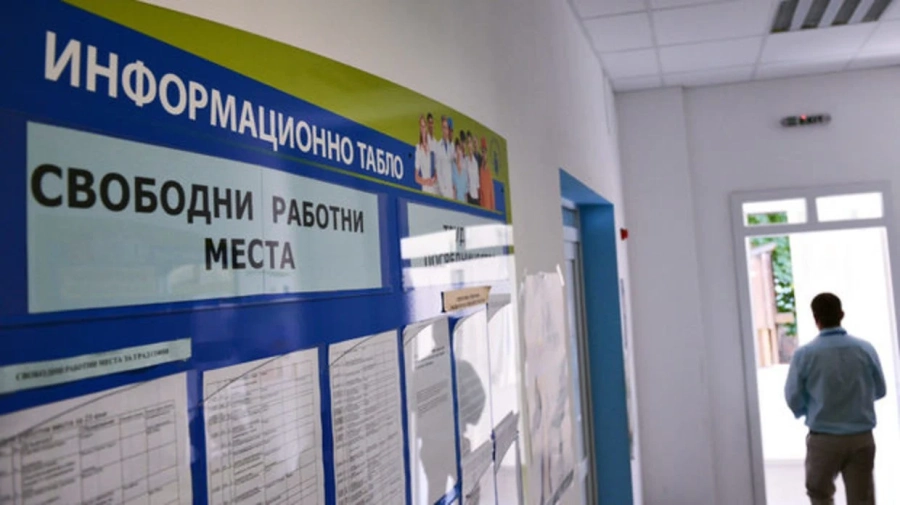 100 безработни са наети за възстановяването на наводнените села в Карловско