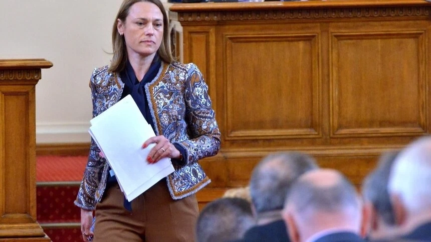 Ива Митева остава в парламента, но не като депутат