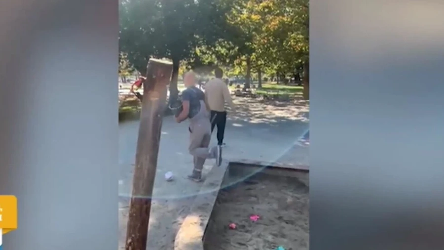 Защо мъже откраднаха пясък от детска площадка в София