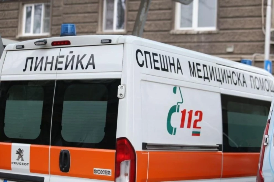 Варненец падна в изкоп, има опасност за живота му