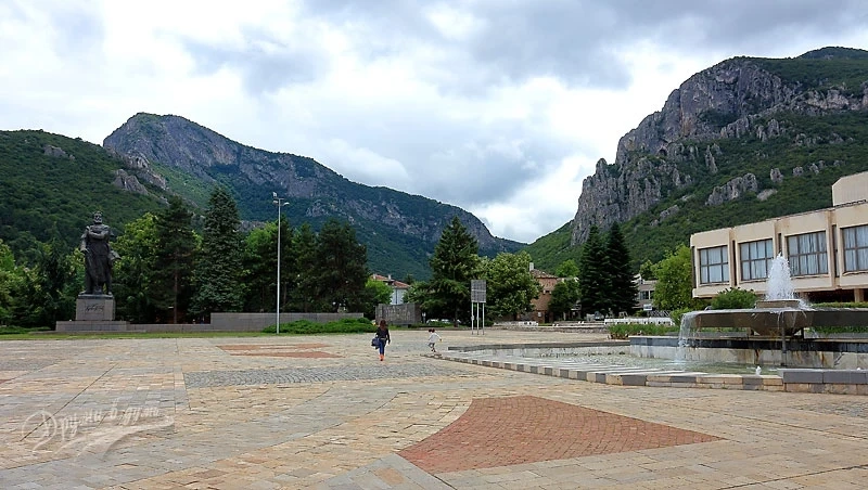 Започна подготовката на коледния базар във Враца