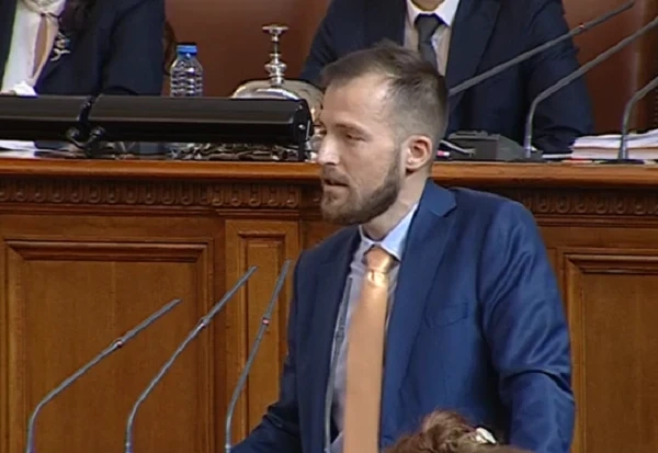 От ПП скочиха срещу Радев, плашат с президента децата за Коледа