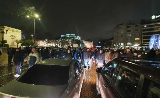Стотици протестиращи блокираха движението пред НС