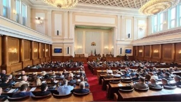 Депутатите с остри критики към служебния кабинет, викат Радев в парламента