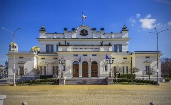 Депутатите решават да намалят ли ваканцията си, разглежда се и президентското вето