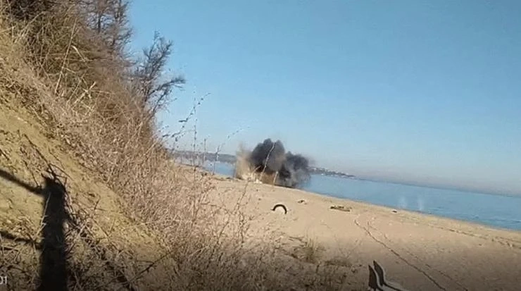Унищожиха бойна мина на плаж в Бургаско 