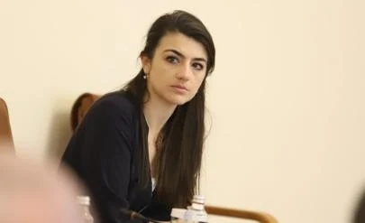 Лена Бориславова ще съди Слави Трифонов и сценаристите му заради обидна песен