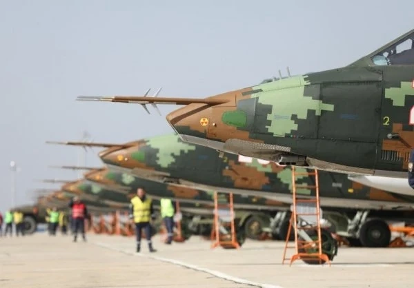 Блумбърг: 14 български самолета Су-25 са в Украйна