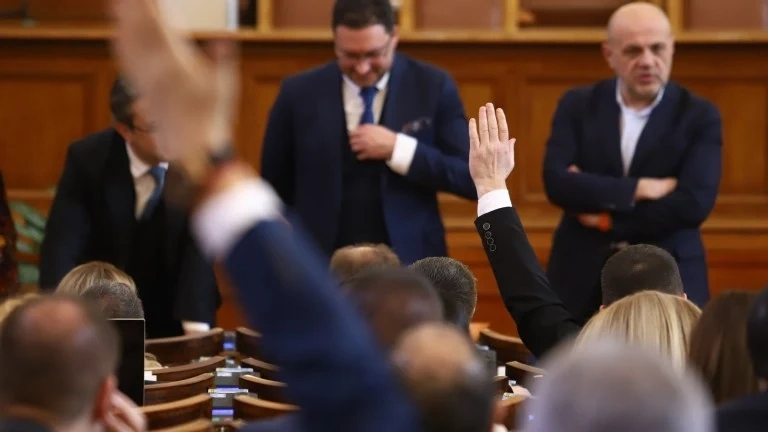 В петък следобед депутатите се заеха да борят трафика на мигранти, домашното насилие и да санкционират джигитите