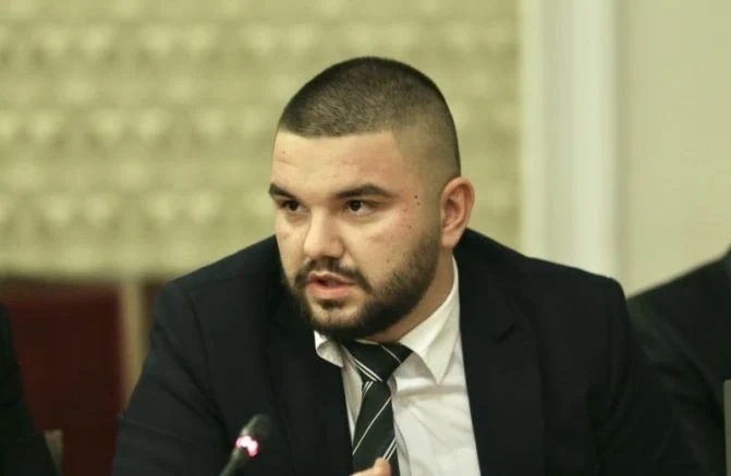 Правителственият Фалкон с пребития Християн Пендиков пристигна в София