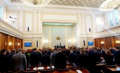 С минута мълчание и ставане на крака депутатите почетоха паметта на жертвите на Холокоста
