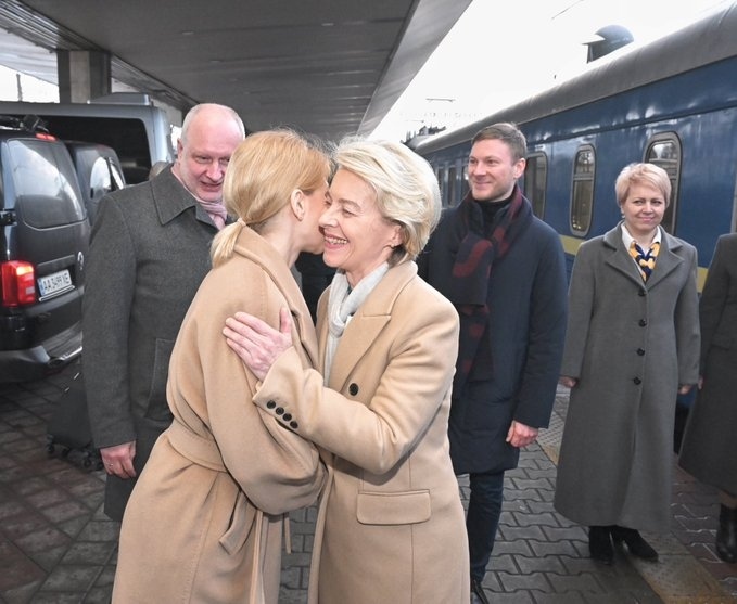 Урсула фон дер Лайен и още 15 еврокомисари са в Киев