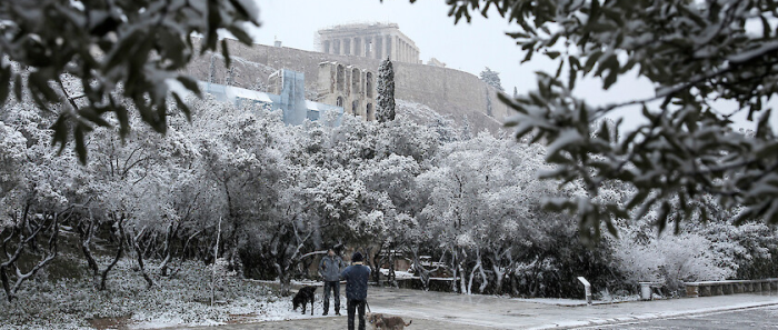 Снежната буря Барбара затвори училища и магазини в Атина