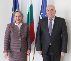 Милков проведе среща с посланика на Канада в България