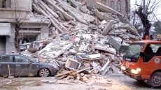 Турция поиска помощ от НАТО за справяне с последиците от серията мощни земетресения
