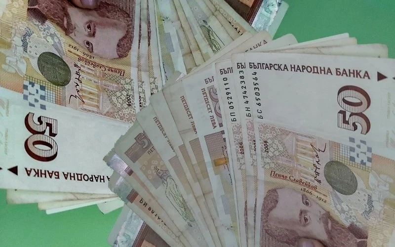 Кабинетът тайно махна тавана за заплатите в 17 държавни фирми