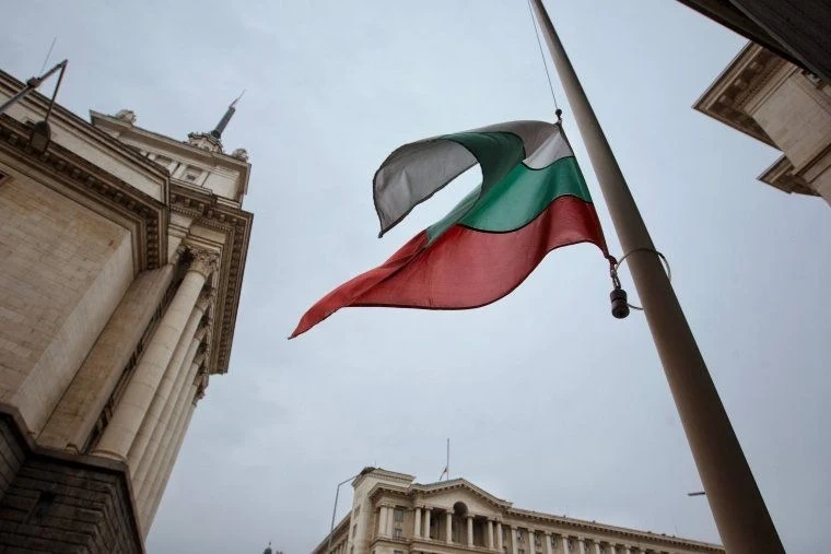 В знак на съпричастност към Турция и Сирия сваляме нацоналния флаг наполовина