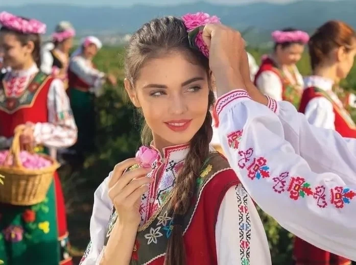 Фондация ,,Нашият дом е България\'\' честити 8-ми март с видео, посветено на българската жена