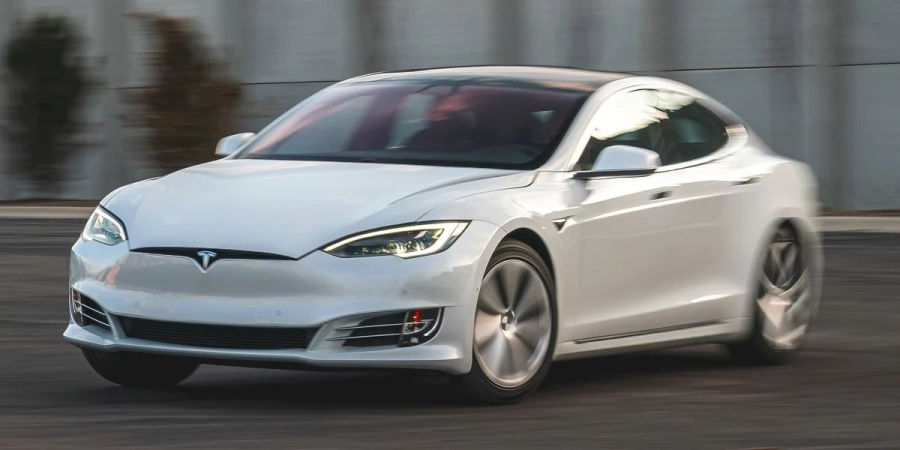 Мъж отключи чужда Tesla погрешка и успешно тръгна с нея
